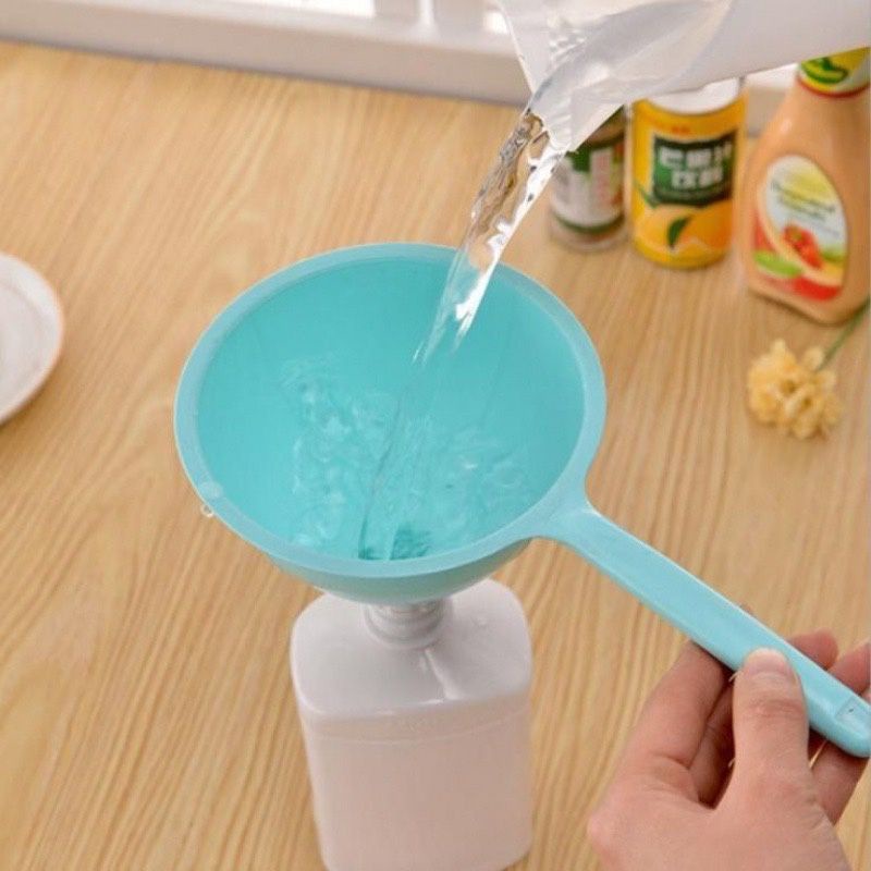 กรวยกรอกน้ำ​แบบมีด้ามจับ​