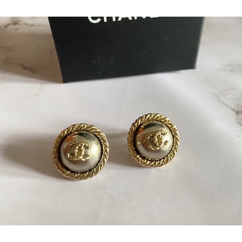 chanel.earrings.logo.chanel