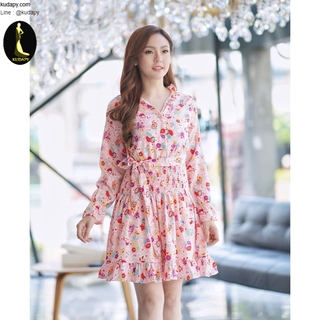 kudapy เดรสสั้นสีชมพู,กรม,แดง ผ้าพิมพ์ลายดอกไม้สีสันสดใส เป็นเเขนยาวระบาย แต่งคอเสื้อระบายเล็กน้อย ช่วงเอวเป็นสม๊อก