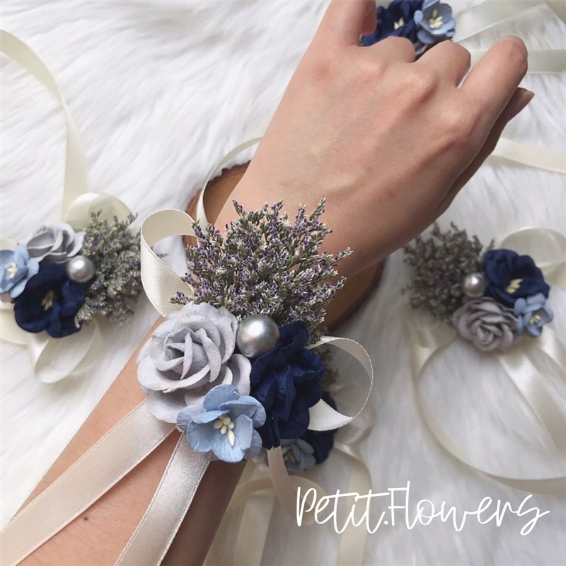 [พรีออเดอร์ 10 วันไม่มีพร้อมส่ง] ดอกไม้ผูกข้อมือธีมเทา-กรมท่า แซมแคสเปีย