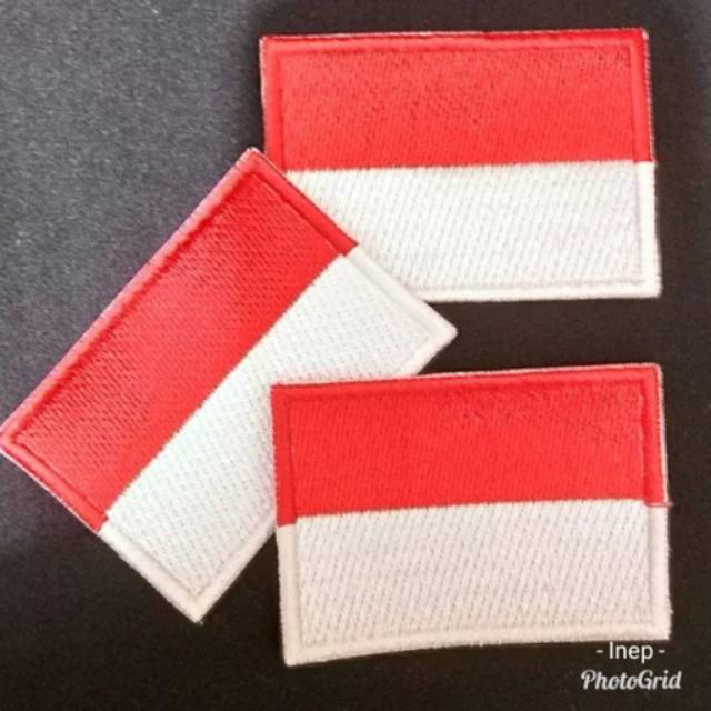 MERAH IRON Patch ป้ายสัญลักษณ์โลโก้ปักโรงเรียน Bet ธงสีแดงและสีขาว 3x5 cm