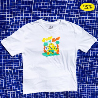 คอตต้อนคอกลมเสื้อยืดใหม่FLUFFY OMELET - SURF N TURF TEE - ONE SIZES-3XLS-5XL