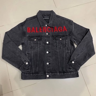 BALENCIAGA RED LOGO EMBROIDERED FRONT LOGO DENIM JACKET IN BLACK เสื้อแจ็คเก็ตยีนส์สีดำ แบรนด์บาลองเซียก้า ปักตัวหนังสือ