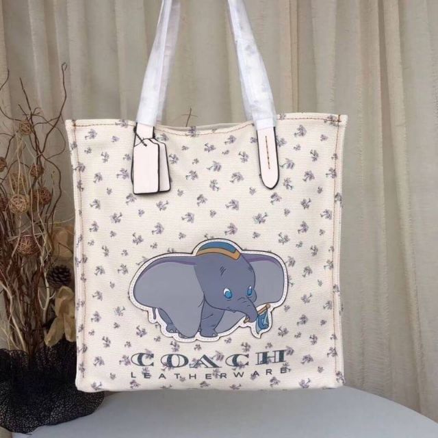 กระเป๋าถือ Coach Disney Dumbo แท้ outlet ช้างน้อย น่ารักมากๆค่า สีขาว
