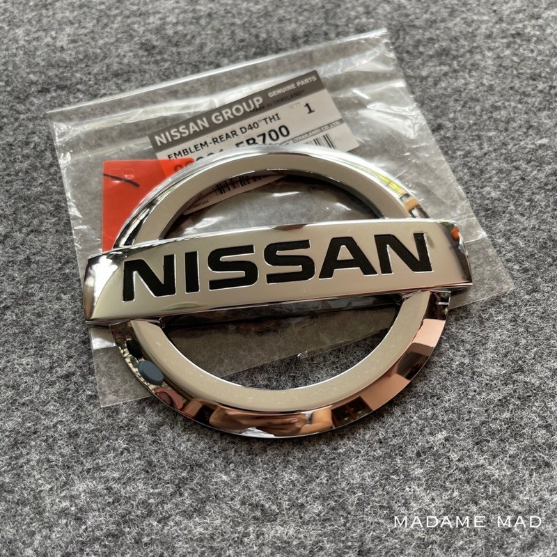 แท้ศูนย์ % โลโก้ ฝาท้ายกระบะ Navara D40 07-13 ขนาด 11.8x10cm (UCY-90891-EB700)