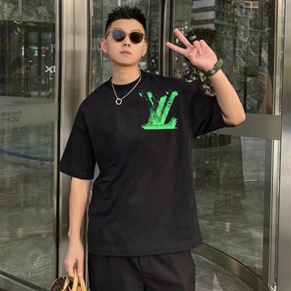 Lv ใหม่ เสื้อยืดคอกลม แขนสั้น ผ้าฝ้าย ลายโลโก้ไล่โทนสี ทรงหลวม ขนาดใหญ่ สําหรับผู้ชาย และผู้หญิง