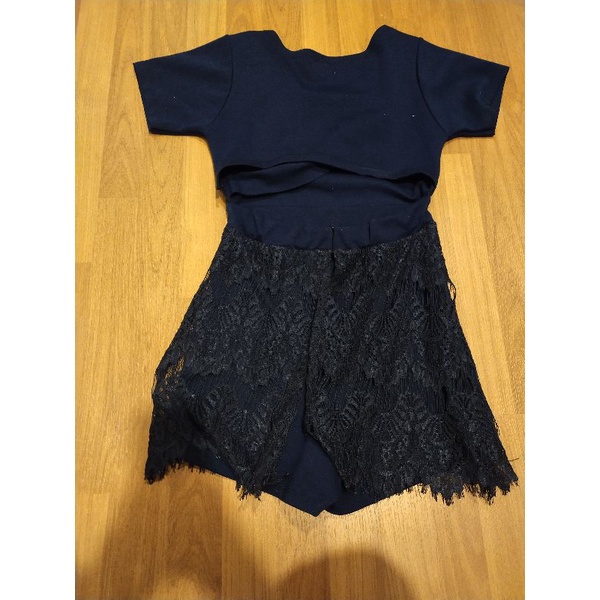 จั๊มสูทขาสั้น งานป้าย ontop shop เว้าหลัง ชายลูกไม้ ไซส์ m  มือสอง