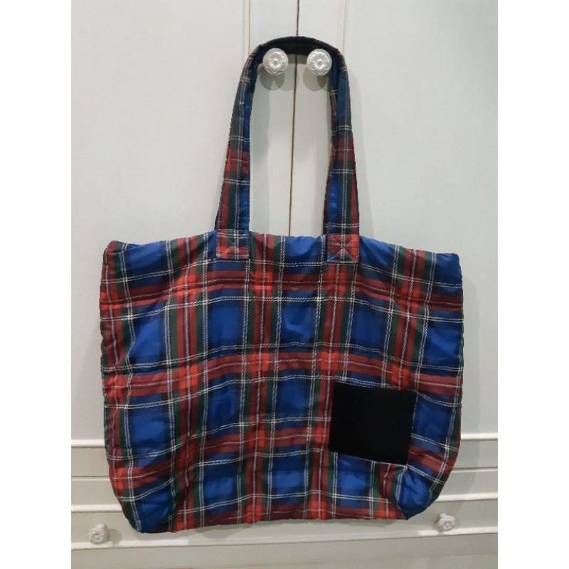 กระเป๋าผ้า JW Anderson (uniqlo) มือสอง