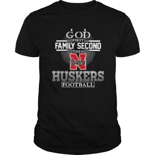 เสื้อยืดผ้าฝ้ายGildan Softstyle เสื้อยืดลําลอง แขนสั้น พิมพ์ลาย God First Family Second Then Nebraska Huskers สําหรับผู้