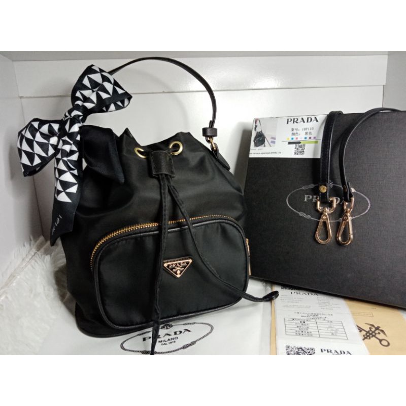 กระเป๋าสะพาย​  Prada​ ​ ทรงขนมจีบ