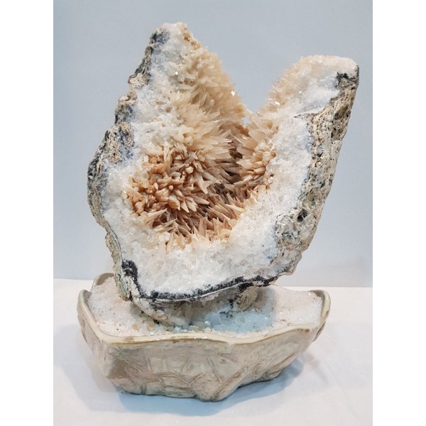 LIVING CRYSTAL STONE DECORTATIONS & MOUNTAIN CRYSTAL STONES.