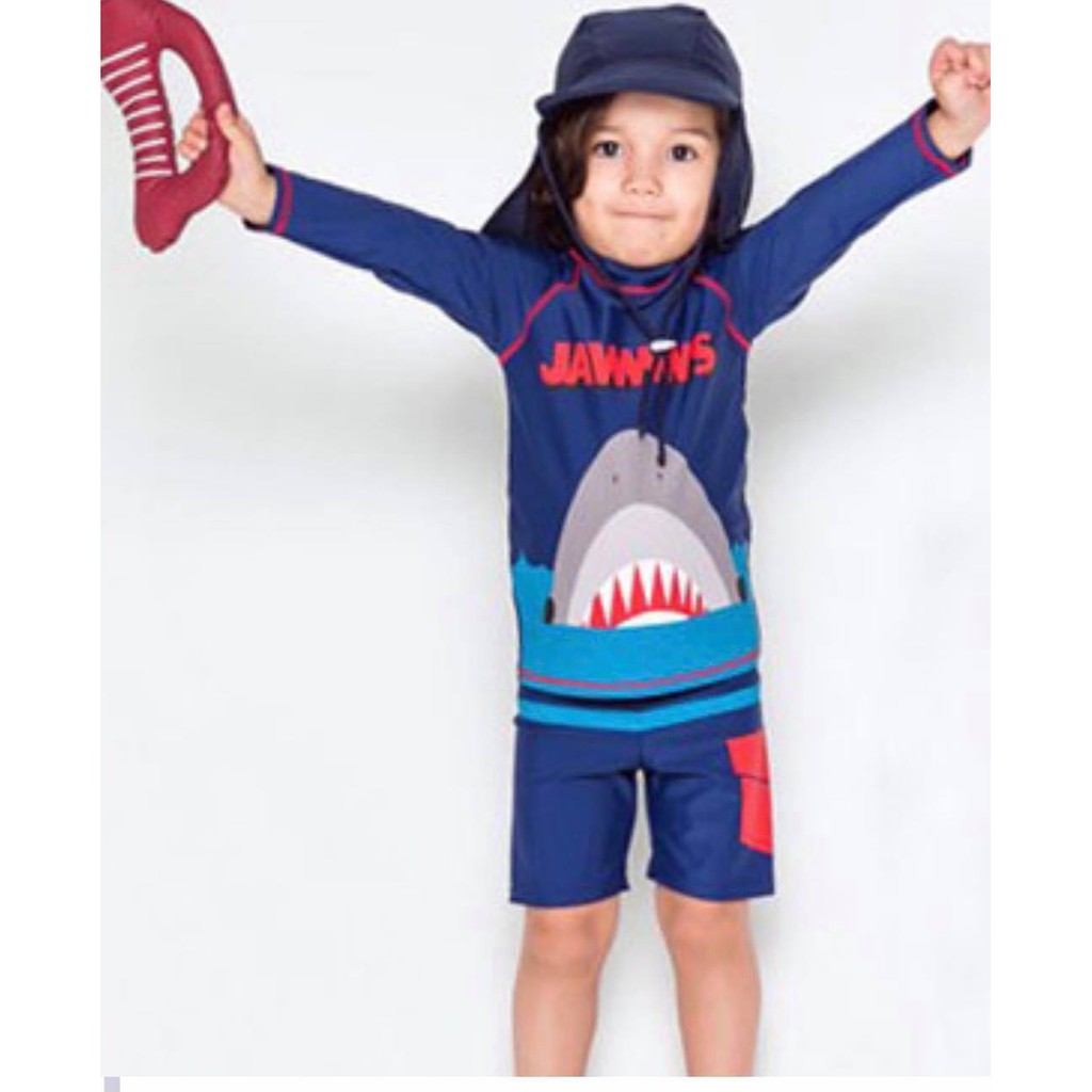 ชุดว่ายน้ำเด็ก เซตเสื้อแขนยาว+กางเกงขาสั้น ลายปลาฉลาม สีน้ำเงิน