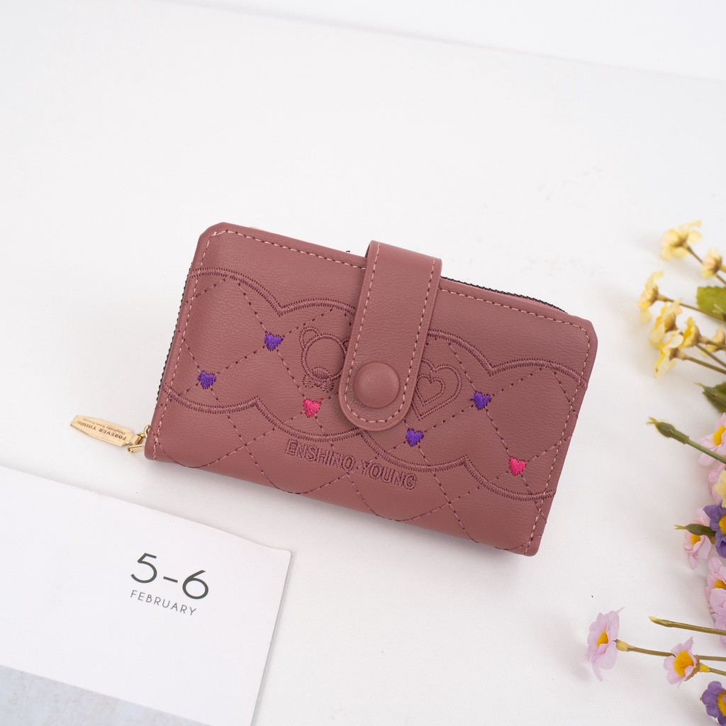 กระเป๋าสตางค์ Enshino Young ใบกลาง2พับ1ซิปรอบ หน้าปักลายหมีและหัวใจ พร้อมส่ง (9293)