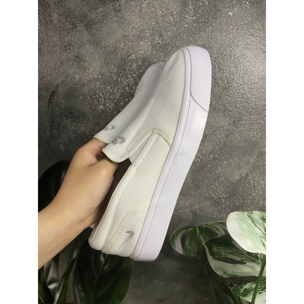 nike toki slip on สีขาวครีม