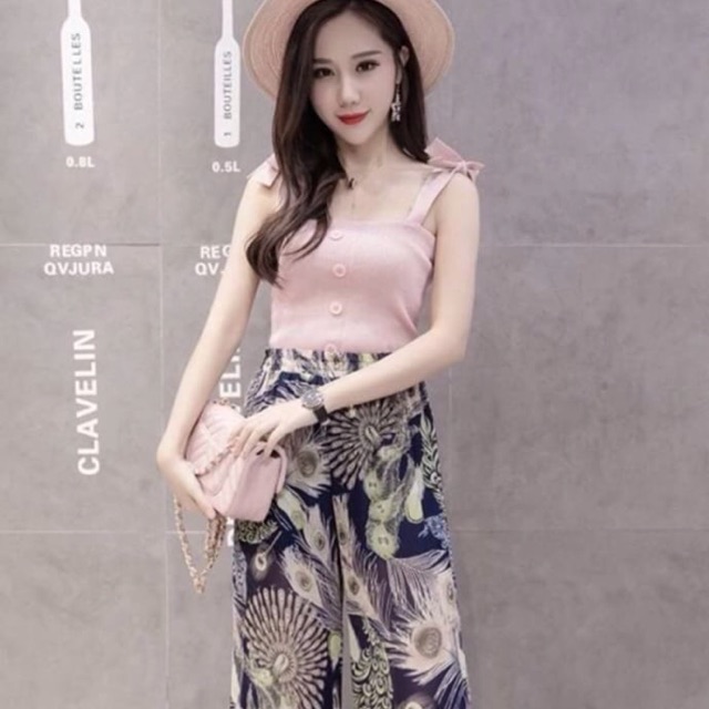 set เสื้อสายเดี่ยว ผ้ายืดลายร่องผูกโบว์ไหล่ แต่งกระดุมหน้า ใส่คู่กางเกงขายาว ผ้าชีฟองผ่าข้าง พิมพ์ลายนกยูง มีซับ เอวยาง