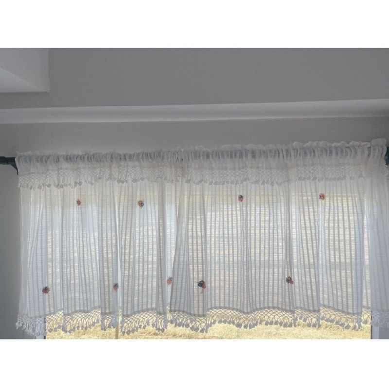 ผ้าม่านสั้นครึ่งหน้าต่าง ขนาด110x60cm ผ้าม่านผ้าฝ้ายแบบโปร่งพริ้วสีขาวปักมือลายดอกไม้ ถักโคเชต์ตุ้งติ้งบน-ล่าง (จุม60)