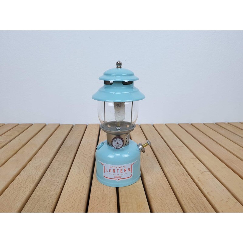 📌 Coleman Season’s Lantern mini 2015 LED 1/2 📌ใส่ถ่านaaa2ก้อน โป๊ะแก้ว ตัวถังเหล็ก สูบดึงได้