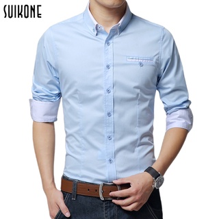 Suikone เสื้อเชิ้ตแขนยาวธุรกิจลำลองสีทึบหน้าอกปักเสื้อแฟชั่นเทรนด์ฟรีเหล็กผ้าฝ้ายเสื้อเชิ้ตผู้ชาย