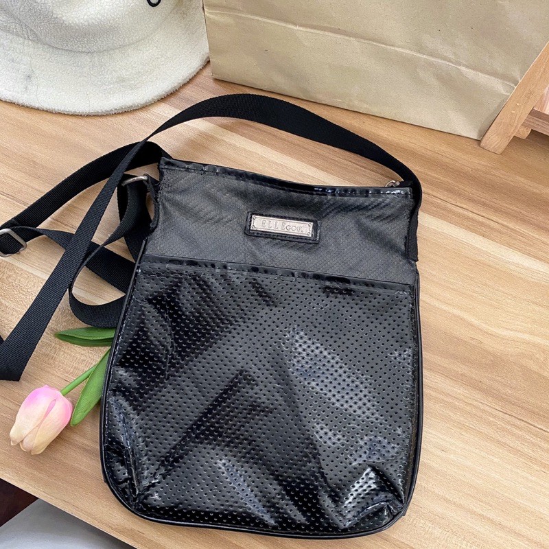 ◔◡◔)っ❤ ELLE 💯 กระเป๋าสะพายข้างสีดำดีเทลสวยเท่ ใส่ของได้เยอะ 🖤✨✨