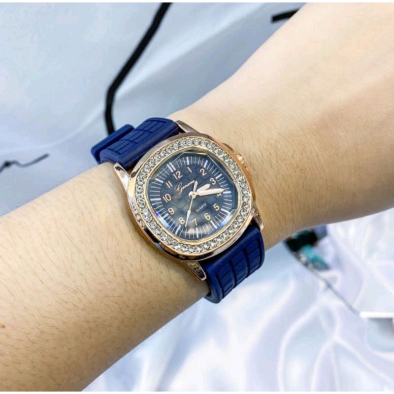 นาฬิกาปาเต็ะแฟชั่น งานแท้100%ดีไซน์ PATEK PHILIPPE  สวยเริศ ราคาเบา
สายซิลิโคลน 
หน้าปัด 33 mm