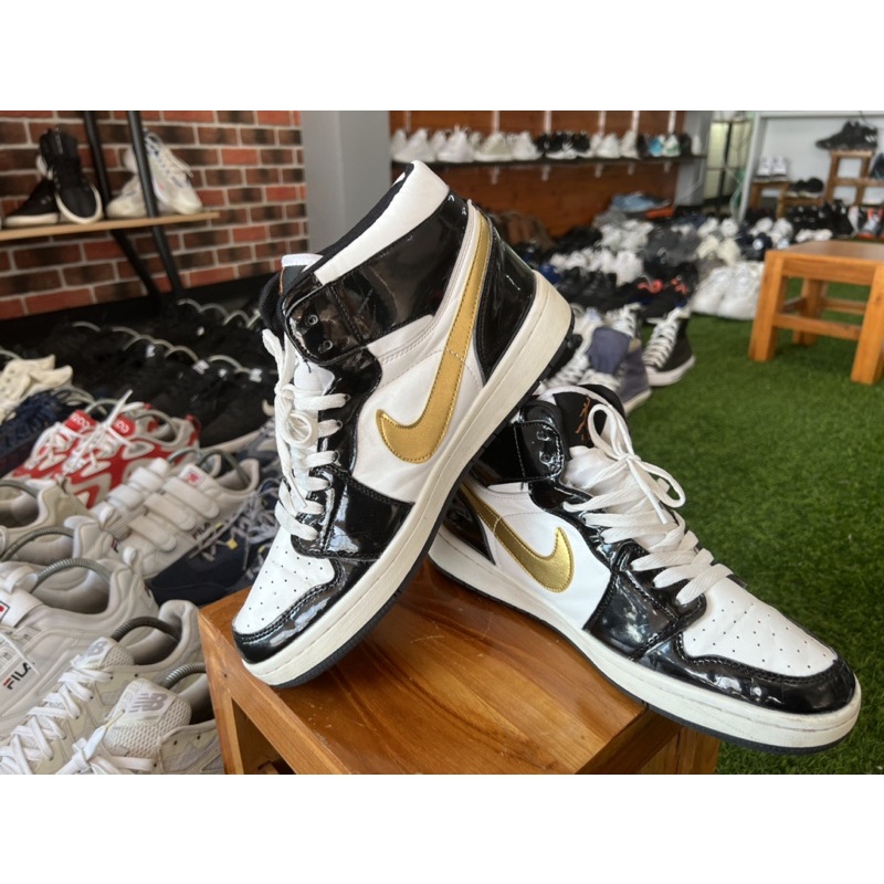รองเท้ามือสองของแท้ Nike Air Jordan 1 Mid Patent Black Gold เบอร์ 43 ยาว 26.5 ซม.