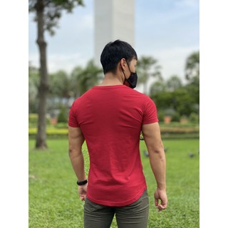 เสื้อยืดชายโค้ง ทรงเข้ารูป ไวร์รี่ -​Wiry Slim Fitted T-shirt