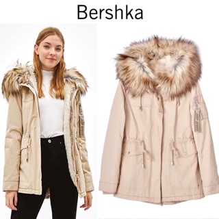 โค้ทกันหนาว โค้ทหมวกฮูทเฟอร์ ⛈ แบรนด์🌟BERSHKA🌟 ⛈ บุนวมอุ่นด้านใน ⛈งานสวย พรีเมี่ยมมากคะ😆 🌩🌩ขนเฟอร์ถอดได้คะ(WY544)