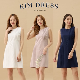 VITAVADEE Kim Dress ชุดเดรสคอกลมแขนกุด ตัดต่อตีเกล็ดด้านหน้า