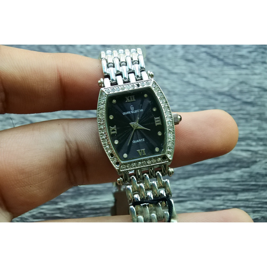 นาฬิกา Vintage มือสองญี่ปุ่น GIANNI VALENTINO ระบบ Quartz ผู้หญิง ทรงสี่เหลี่ยม กรอบเงิน หน้าดำ หน้าปัด 25mm
