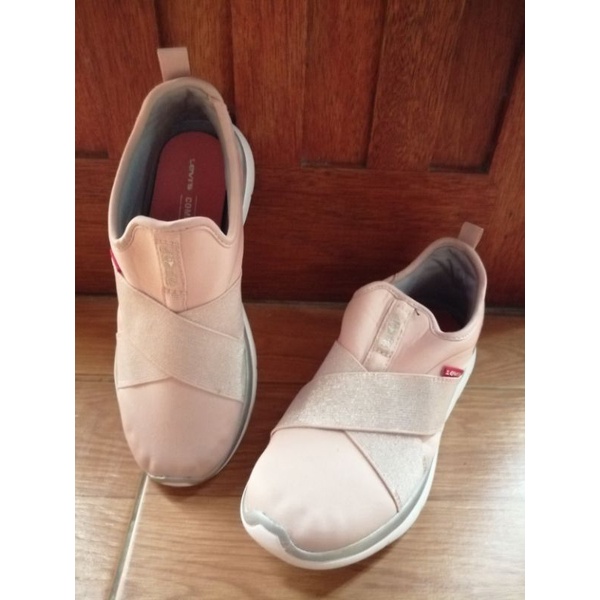 รองเท้าลำลอง Levi's มือสอง size37