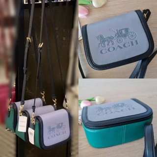 🎀 (สด-ผ่อน) ครอสบอดี้ รถม้าฝาพับ 8 นิ้ว สีฟ้าเขียว COACH C5776 SADDLE IN COLORBLOCK WITH HORSE AND CARRIAGE