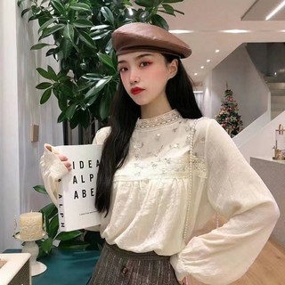 เสื้อคอกลมผ้าคอตต้อนเนื้อดีแต่งหน้าอกด้วยลายปักดอกลายดอกไม้เล็ก  สวยหวาน สไตล์วินเทจ