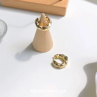 earika.earrings - big rough hoop ต่างหูห่วงทรงขรุขระก้านเงินชุบทองคำขาว/ทองขนาดใหญ่ (มีให้เลือก 2 สี) ผิวแพ้ง่ายใส่ได้