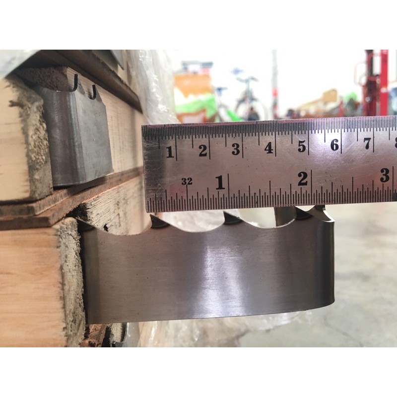 ใบเลื่อยสายพานตัดไม้ 4660mmx35mmx7/8 (ระยะห่างระหว่างปลายฟัน 22 มิล)