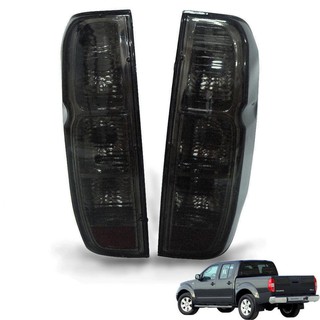 เสื้อไฟท้าย โคมไฟท้าย รุ่น นิสสัน นาวาร่า NISSAN NAVARA D40 ปี 2005 - 2010 สีสโม๊ค ไม่รวมชุดสายไฟ หลอดไฟ