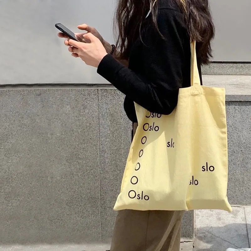 Ins ใหม่ครีมห่านสีเหลือง Oslo หนึ่งไหล่ผ้าใบกระเป๋าสดเรียบง่ายภาษาอังกฤษอเนกประสงค์กระเป๋านักเรียน