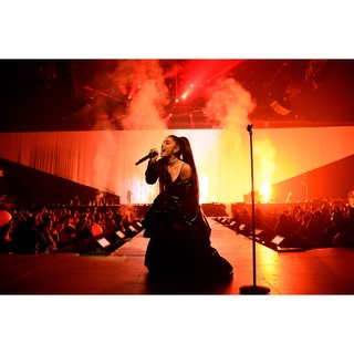 โปสเตอร์ Ariana Grande อารีอานา กรานเด Poster แต่งคอนโด ตกแต่งห้อง รูปภาพติดห้อง ตกแต่งผนัง ของขวัญ โปสเตอร์ติดผนัง