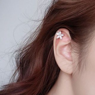 ต่างหูหนีบดอกไม้คริสตัล • Flowery Ear cuff