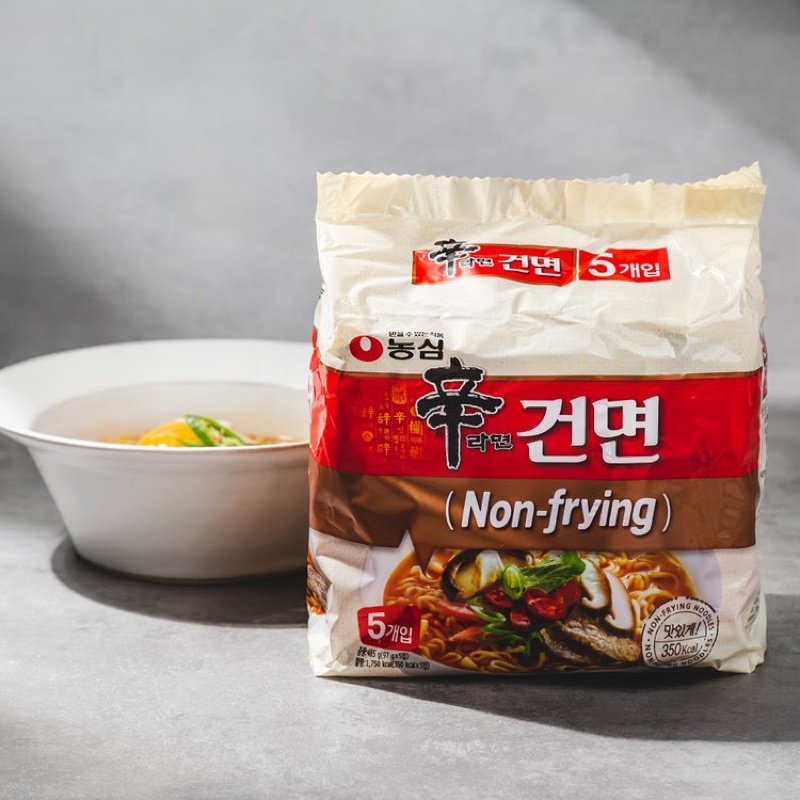 Nongshim Ramyeon Non-frying นงชิม บะหมี่กึ่งสำเร็จรูปเกาหลี เส้นไม่ได้ทอด 1แพ็ค 5 ซอง 농심 신라면건면 5입