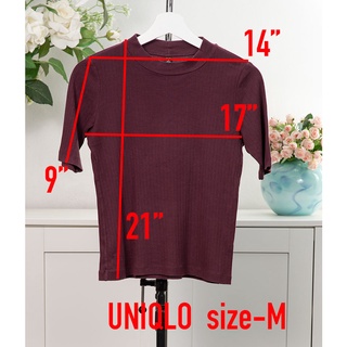 เสื้อยูนิโคล่มือสอง UNIQLO คอสูง ผ้าร่องคอตตอนนุ่มยืด  แขนสั้น  สีม่วงน่ารัก ผ้าใส่สบายไม่ร้อน ไซ้ส์M สภาพดี สไลด์รูป