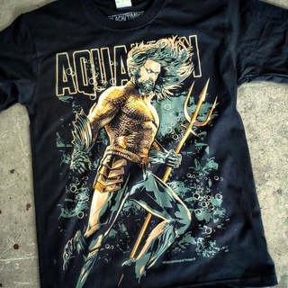 Bt132 AQUAMAN เสื้อยืดผ้าฝ้าย พิมพ์ลายการ์ตูนฮีโร่ JASON MOMOA DC สีดําS-3XL