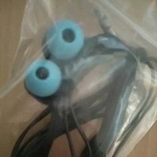 หูฟังสายยาวสีดำ แบบ in-ear