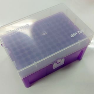 Micropipette tip box กล่องใส่ทิปไมโครไปเปตขนาด 100 ไมโครลิตร สีม่วง ใว้ใช้รียูส ใช้มาแล้วครั้งเดียว