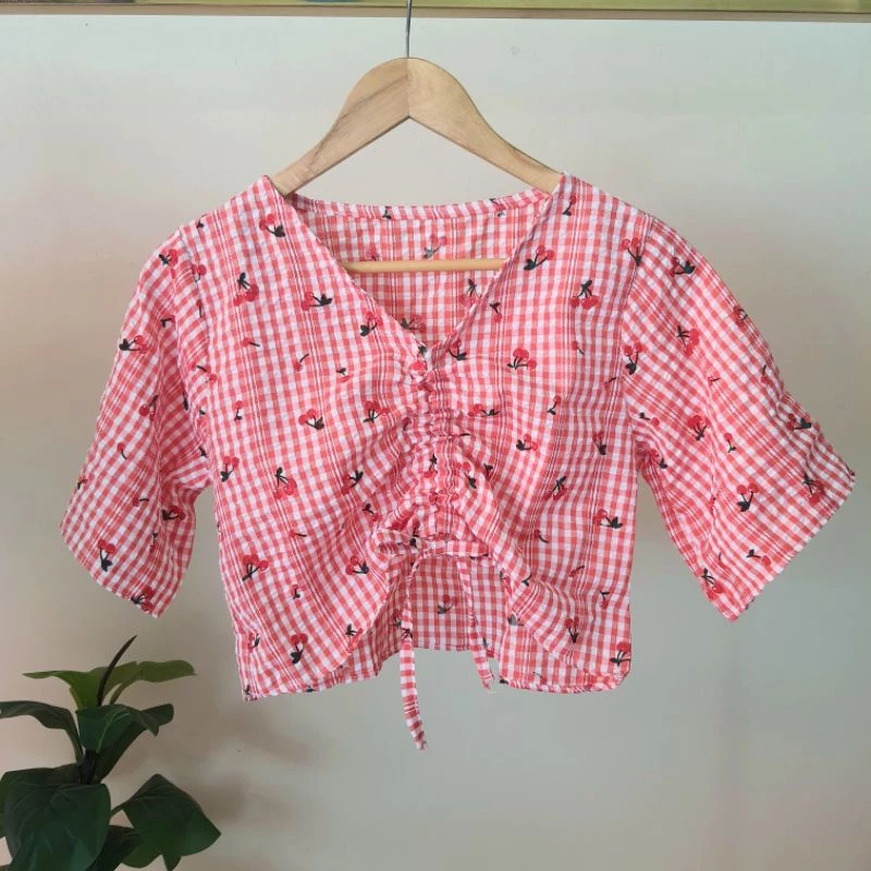 เสื้อครอปแขนสั้น คอวี ลินิน ลายสก๊อต/ปัก มินิมอล thumbnail 7