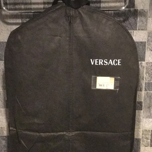 ถุงคลุมเสื้อสูทจากช้อป Versace