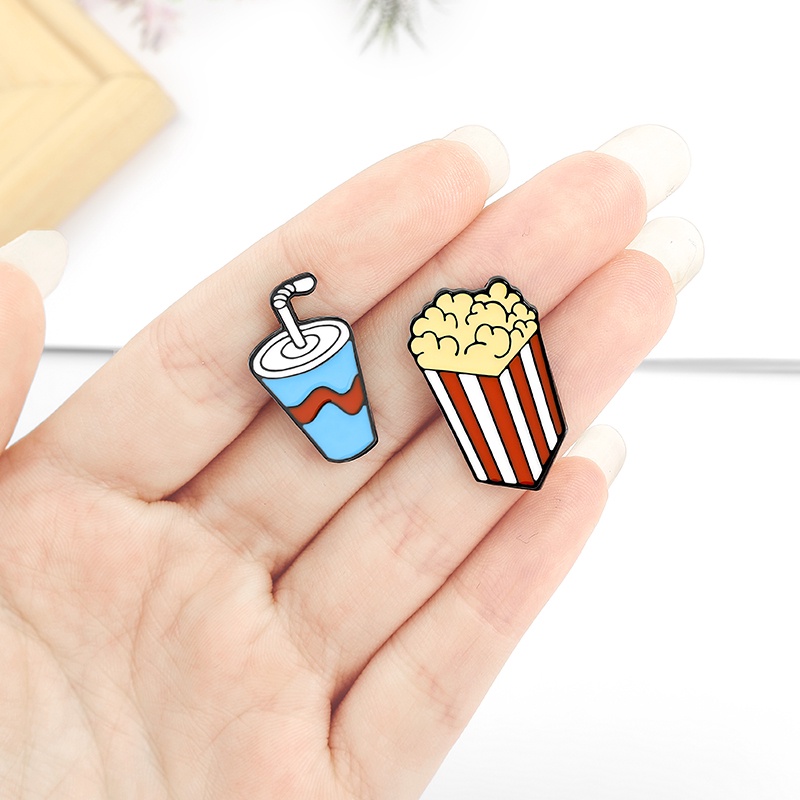 สร้างสรรค์ดัมเบลออกกําลังกายเข็มกลัด Pins ช็อคโกแลตโคล่าป๊อปคอร์นอาหารเคลือบขาโลหะตราปกพินเครื่องประดับของขวัญเพื่อน