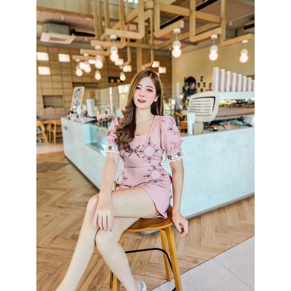 Eyecontact shop NEW จั๊มกางเกงขาสั้น คอเหลี่ยม ปักลายคลาสสิค สีชมพู ซิปหลัง ซับในทั้งตัว Size M ป้าย