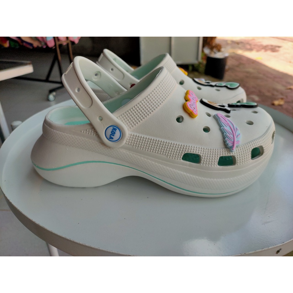 รองเท้าแตะผู้หญิง Crocs พื้นหนา 7 ซม. สติ๊กเกอร์น่ารัก Kola hot 2024