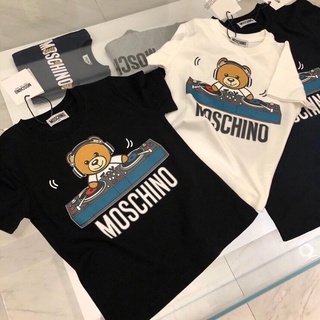 เสื้อยืดคอกลม ผ้าฝ้ายแท้ พิมพ์ลาย Moschino DJ Music Playing Disc Bear สําหรับผู้ชาย และผู้หญิง