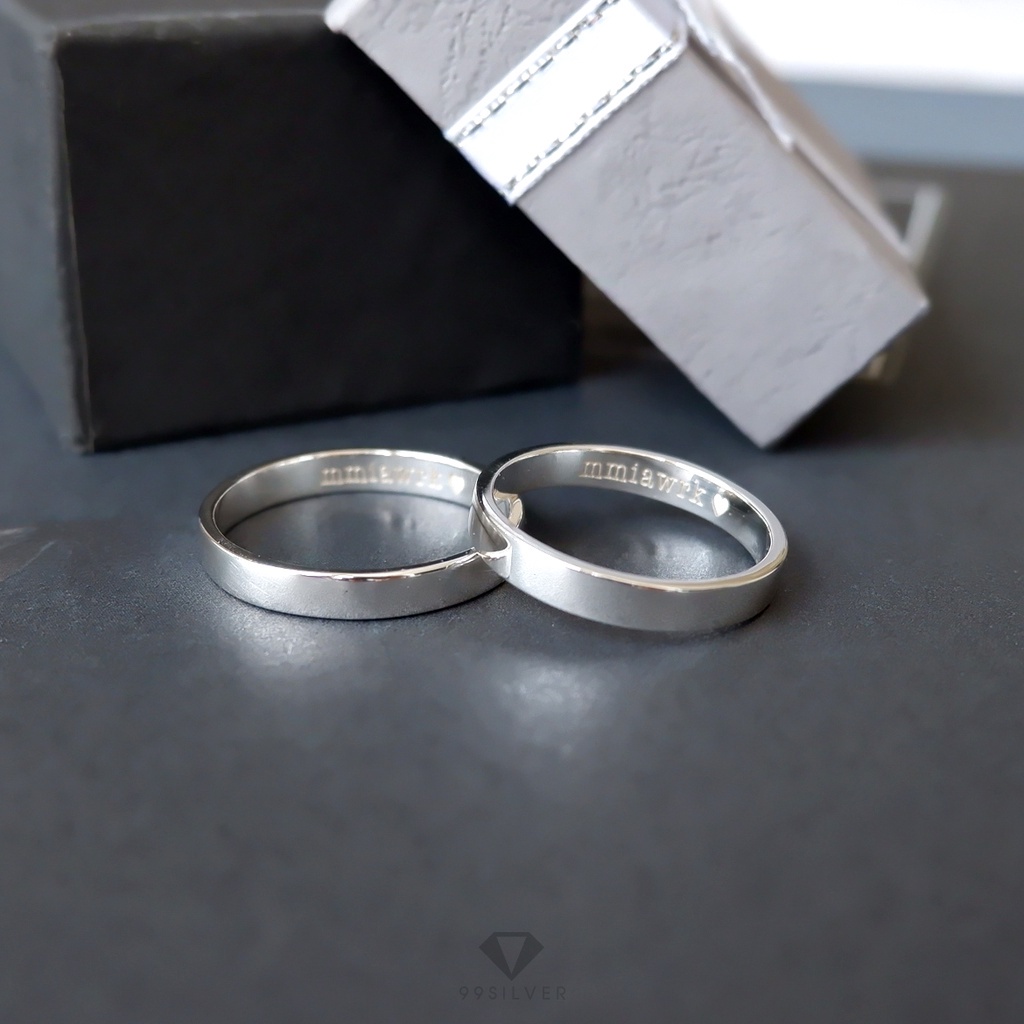 แหวนทอง แหวนคู่ แหวนเงินแท้ หน้ากว้าง 3 มิลลิเมตร ผิวเรียบเงาทรงแบน สลักอักษรพ่นทรายสีขาว